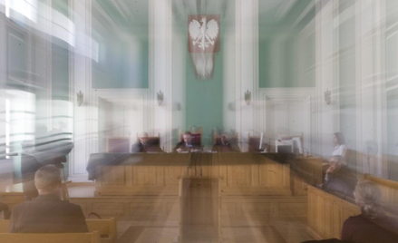 Kontrowersyjne tablice usuwane z polskich sądów