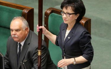 Elżbieta Witek tłumaczyła, że posiedzenie Sejmu zostało odroczone, by posłowie mogli się zająć kampa