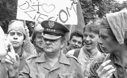 Warszawski happening Pomarańczowej Alternatywy z okazji Dnia Dziecka, 1 czerwca 1989 r. Milicjant, k