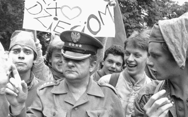 Warszawski happening Pomarańczowej Alternatywy z okazji Dnia Dziecka, 1 czerwca 1989 r. Milicjant, k