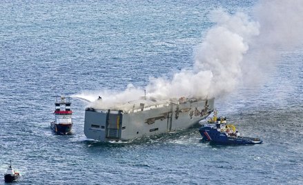 Na płonącym statku Fremantle Highway nie jest 25, a pół tysiąca aut elektrycznych