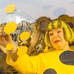 Robot udający Yayoi Kusamę w butiku Louis Vuitton przy placu Vendôme w Paryżu.