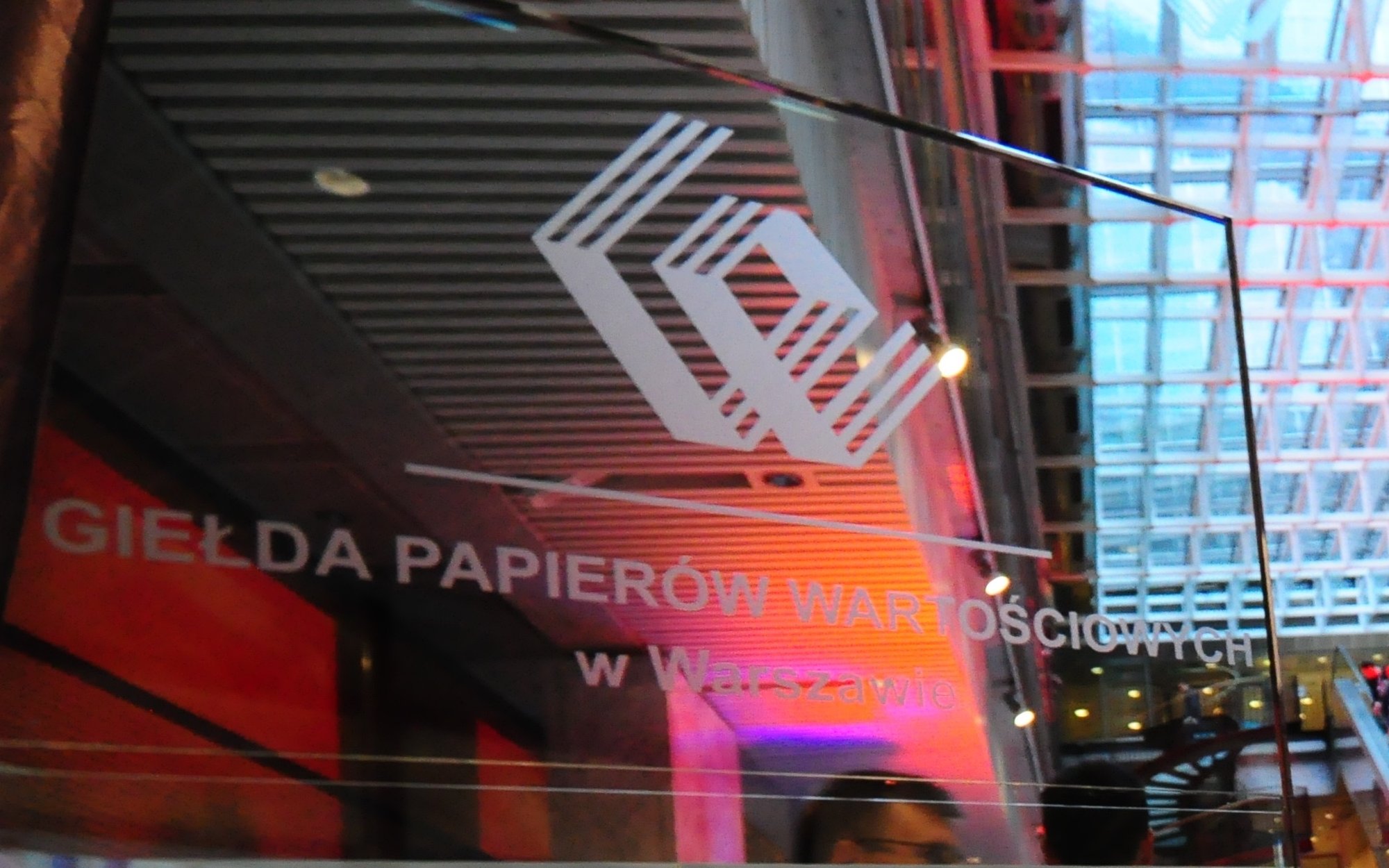 WIG20 rysuje lokalny podwójny szczyt