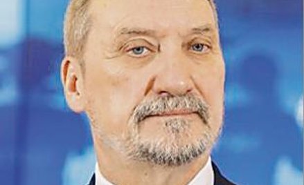 Minister Antoni Macierewicz w sprawie śmigłowców zaleca cierpliwość.