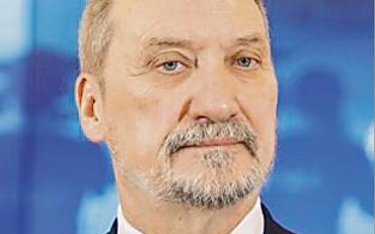 Minister Antoni Macierewicz w sprawie śmigłowców zaleca cierpliwość.