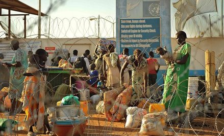Poszukujący schronienia cywile uciekają do baz ONZ (na zdjęciu wejście do bazy w Dżubie)