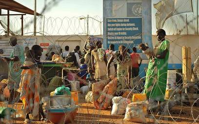 Poszukujący schronienia cywile uciekają do baz ONZ (na zdjęciu wejście do bazy w Dżubie)