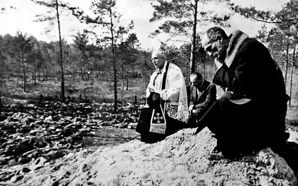 Polscy oficerowie zostali zamordowani przez NKWD w 1940 roku. Na zdjęciu ekshumacja zwłok w Lesie Ka
