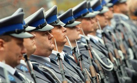 Zawieszenie policjanta w czynnościach służbowych, a co za tym idzie zawieszenie połowy jego uposażen
