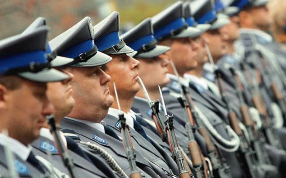 Zawieszenie policjanta w czynnościach służbowych, a co za tym idzie zawieszenie połowy jego uposażen