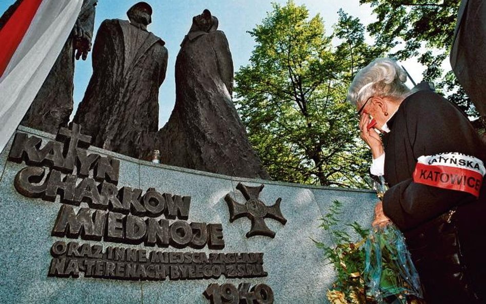 Przed pomnikami ku czci zamordowanych w Katyniu, Charkowie i Miednoje oraz w innych miejscach na ter
