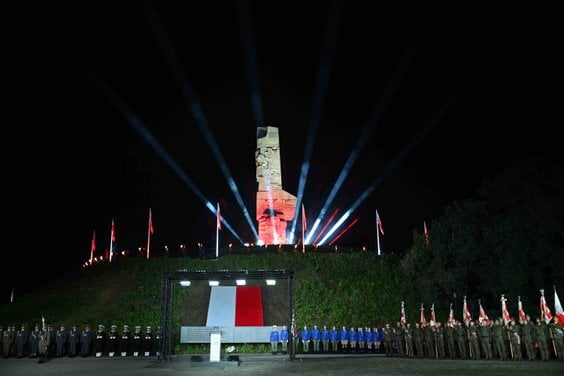 Obchody 87. rocznicy wybuchu II wojny światowej przed Pomnikiem Obrońców Wybrzeża na Westerplatte w 