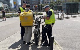 Rowery elektryczne, którymi poruszają się kierujący, w wielu przypadkach są klasyfikowane jako motor