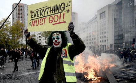 Płonące auta, gaz na ulicach. Zamieszki w Paryżu