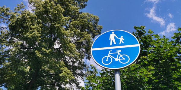 Te znaki dotyczą pieszych i rowerzystów. Nie wszyscy znają ich znaczenie