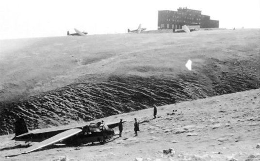 Kapitan Gerlach wylądował po mistrzowsku. Tzw. dobieg samolotu wyniósł tylko 30 m i maszyna uniknęła