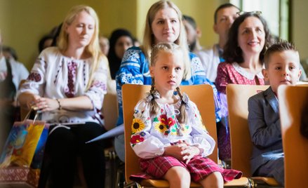 Dzieci z Ukrainy wraz z rodzicami w czasie przyjęcia ich do jednej z berlińskich szkół