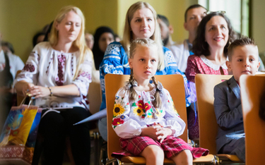 Dzieci z Ukrainy wraz z rodzicami w czasie przyjęcia ich do jednej z berlińskich szkół