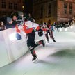W Red Bull Crashed Ice zawodnicy ścigają się czwórkami na lodowych torach pełnych przeszkód o długoś