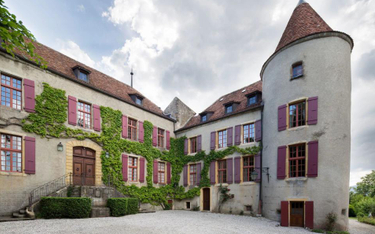 Szwajcaria: luksusowy zamek na sprzedaż. Basen i tajemne przejście w cenie