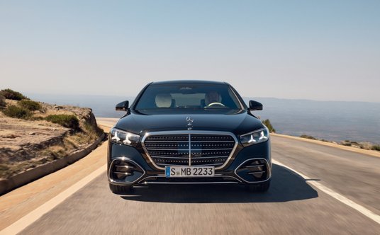 Po raz pierwszy w historii Mercedesa S zarówno grill, jak i stojąca gwiazda na masce mogą być podświ