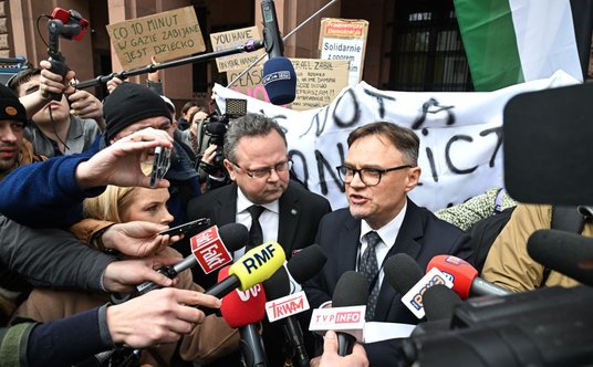 Wiceminister spraw zagranicznych Andrzej Szejna i rzecznik MSZ Paweł Wroński przed siedzibą resortu