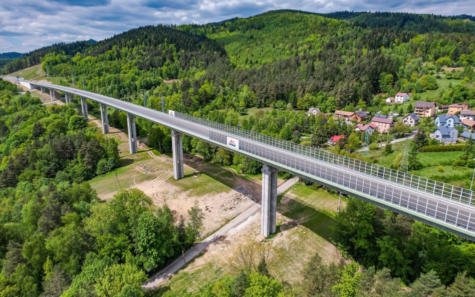 Estakada na S1 ma niemal kilometr długości, stoi na 10 podporach o wysokości od 7 metrów do nawet 25