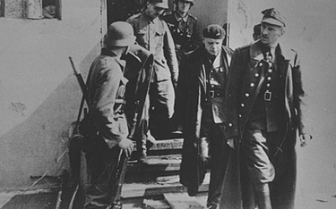 Franciszek Dąbrowski (pierwszy z prawej) po kapitulacji Westerplatte