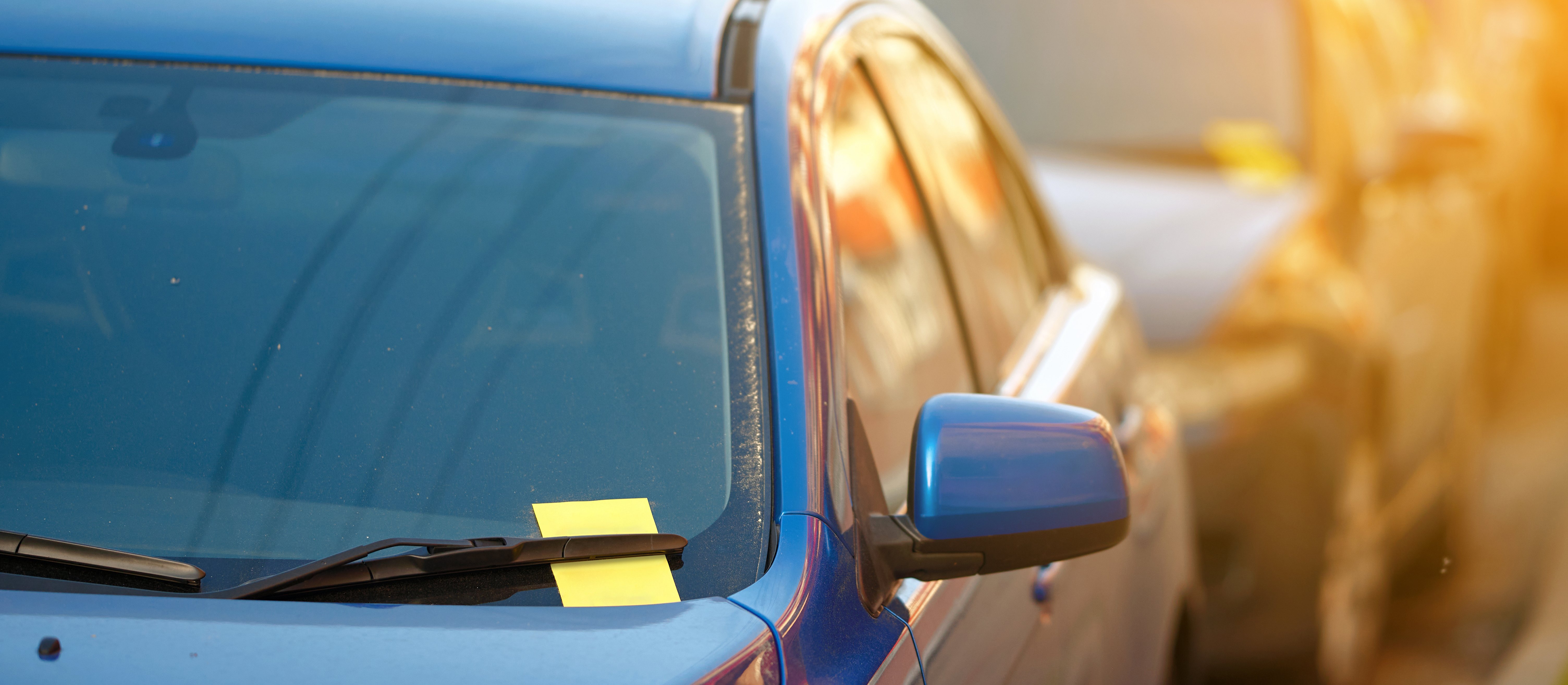 Uważaj na to, co znajdziesz za szybą auta. Oszuści podszywają się pod KAS