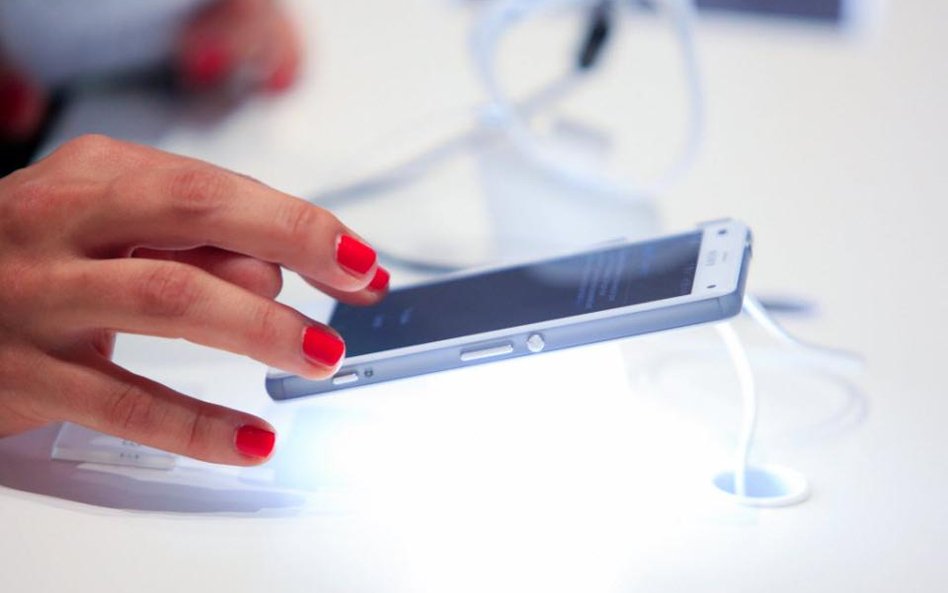 Oferty operatorów mobilnych upodabniają się do siebie, ?a w reklamie celebryci ?rzadziej przechodzą 