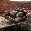 Rząd USA coraz mocniej wspiera inwestycje w wydobycie i przetwórstwo metali ziem rzadkich. Ma to zmn
