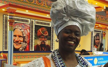 Afrykańska piękność w odwiedzinach na stoisku Indii