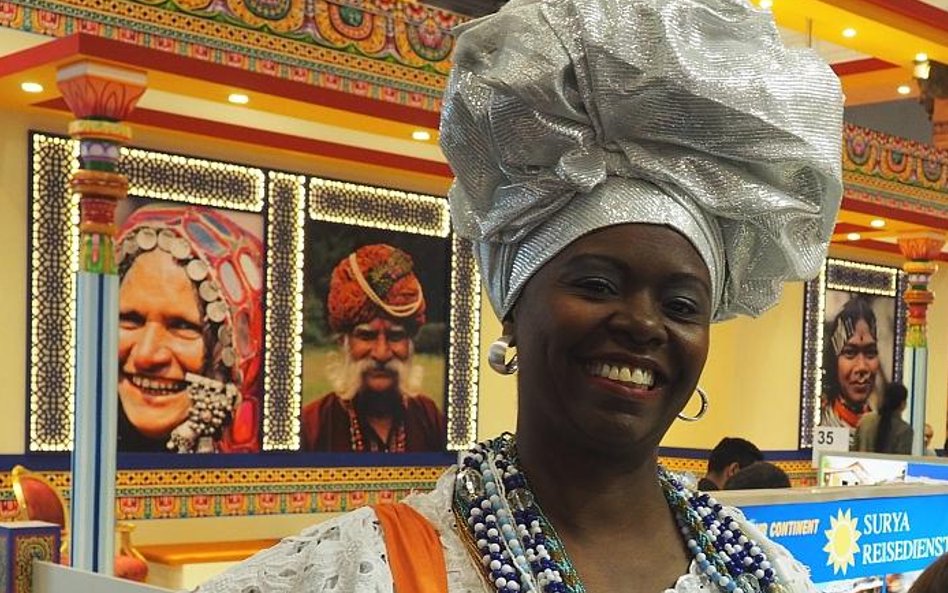 Afrykańska piękność w odwiedzinach na stoisku Indii