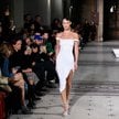 Topmodelka Bella Hadid i najsłynniejszy projekt Coperni, „sukienka w sprayu”, zaprezentowana podczas