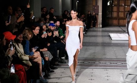 Topmodelka Bella Hadid i najsłynniejszy projekt Coperni, „sukienka w sprayu”, zaprezentowana podczas