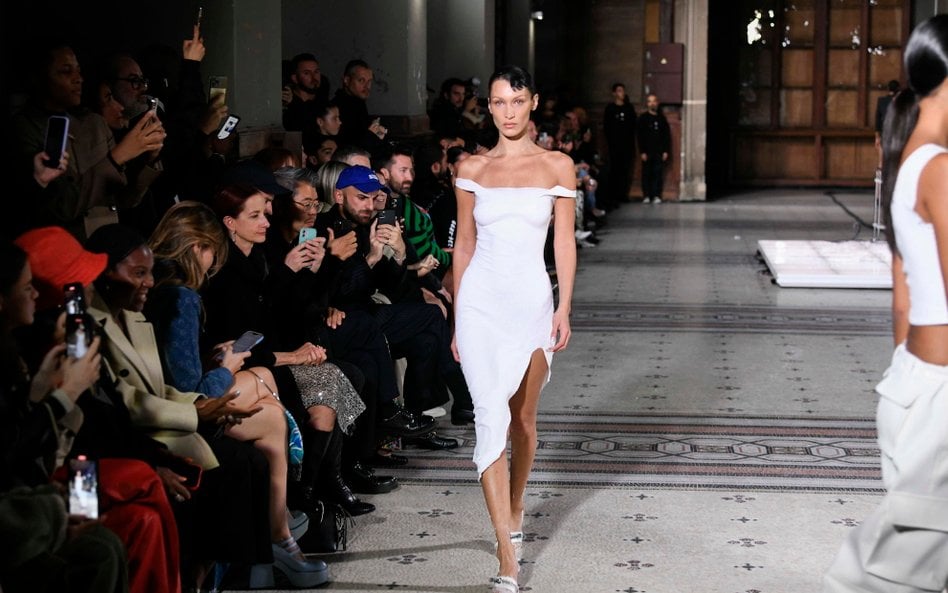 Topmodelka Bella Hadid i najsłynniejszy projekt Coperni, „sukienka w sprayu”, zaprezentowana podczas