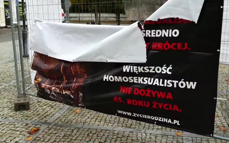 Grzywny za zniszczenie wystawy "Stop dewiacji"