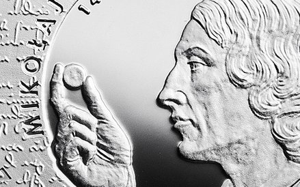 Rewers monety przedstawia wizerunek Mikołaja Kopernika oraz fragment oryginalnego rękopisu „Rozprawy