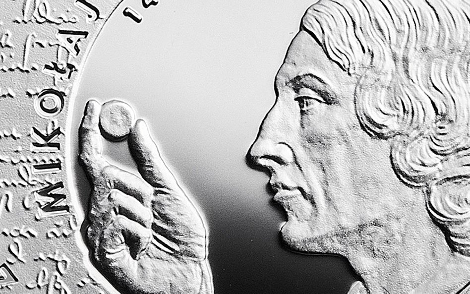 Rewers monety przedstawia wizerunek Mikołaja Kopernika oraz fragment oryginalnego rękopisu „Rozprawy