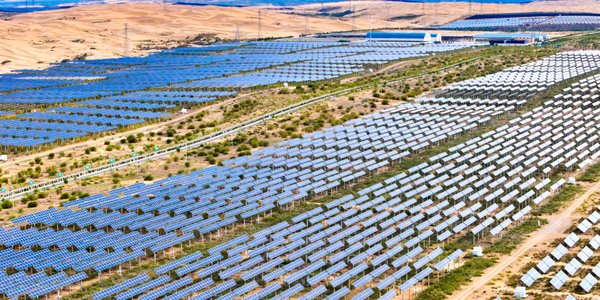 Wielki Słoneczny Mur wyrośnie na pustyni. Oprócz prądu da dodatkową korzyść