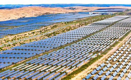 Widok na projekt elektrowni słonecznej na pustyni Kubuqi w mieście Ordos w Mongolii Wewnętrznej w Ch