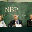 OD LEWEJ PROFESOR ELŻBIETA CHOJNA-DUCH CZŁONEK RPP; PROFESOR MAREK BELKA PREZES NBP, PRZEWODNICZĄCY 