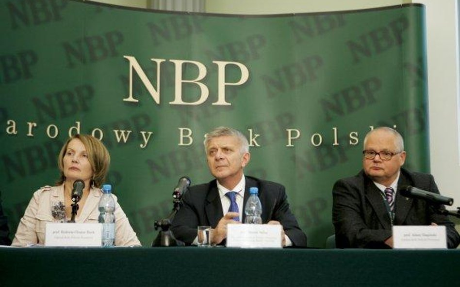 OD LEWEJ PROFESOR ELŻBIETA CHOJNA-DUCH CZŁONEK RPP; PROFESOR MAREK BELKA PREZES NBP, PRZEWODNICZĄCY 