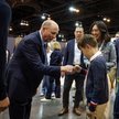 Prezes Berkshire Hathaway, Greg Abel, przybija piątkę, witając akcjonariuszy podczas dorocznego waln