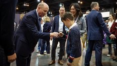 Prezes Berkshire Hathaway, Greg Abel, przybija piątkę, witając akcjonariuszy podczas dorocznego waln