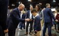 Prezes Berkshire Hathaway, Greg Abel, przybija piątkę, witając akcjonariuszy podczas dorocznego waln