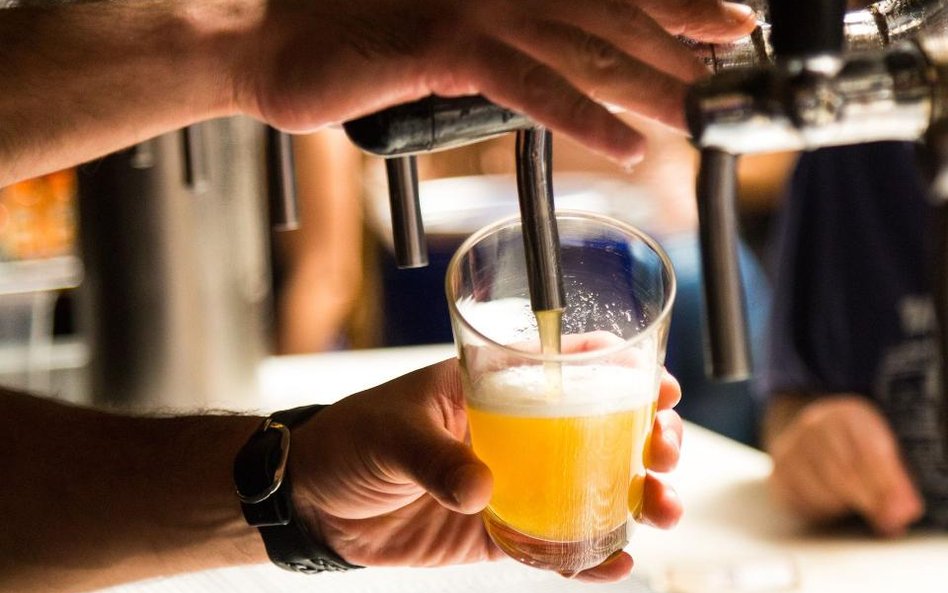 Statystyczny Niemiec wypija rocznie wannę alkoholu