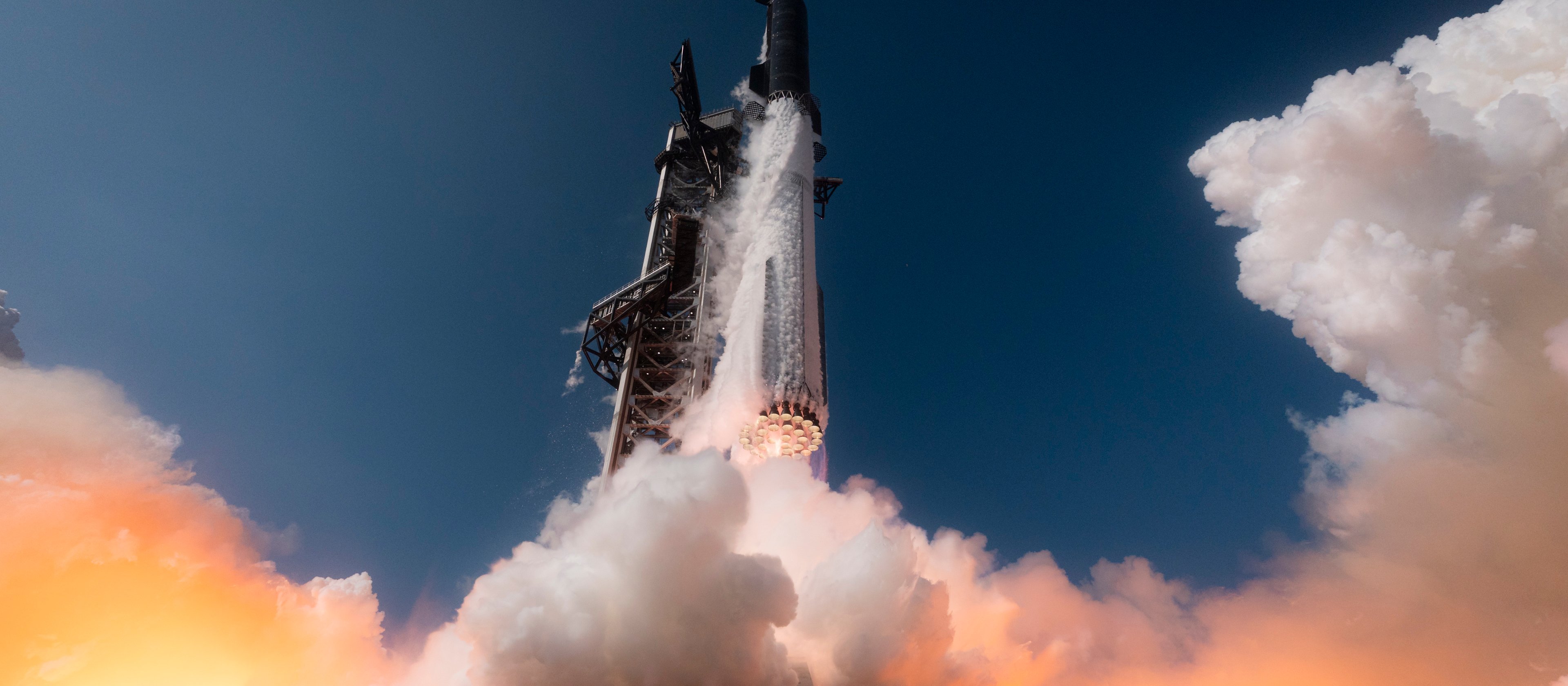 Największa rakieta świata zdała egzamin. Sukces SpaceX przed wejściem na giełdę