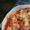 Hawaje się do niej nie przyznają. Skąd jest pizza hawajska?