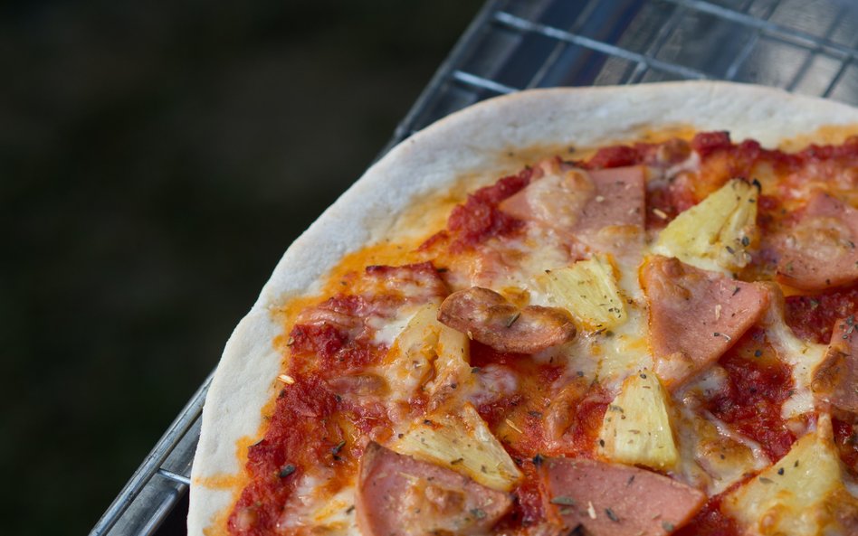 Hawaje się do niej nie przyznają. Skąd jest pizza hawajska?